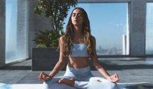 Posturas de yoga en sánscrito, para trabajar tu chacra